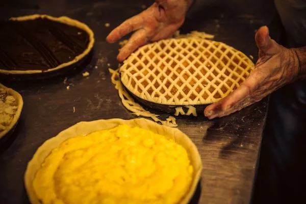 Afdekken van de rastervlaai. Streekproduct.be
