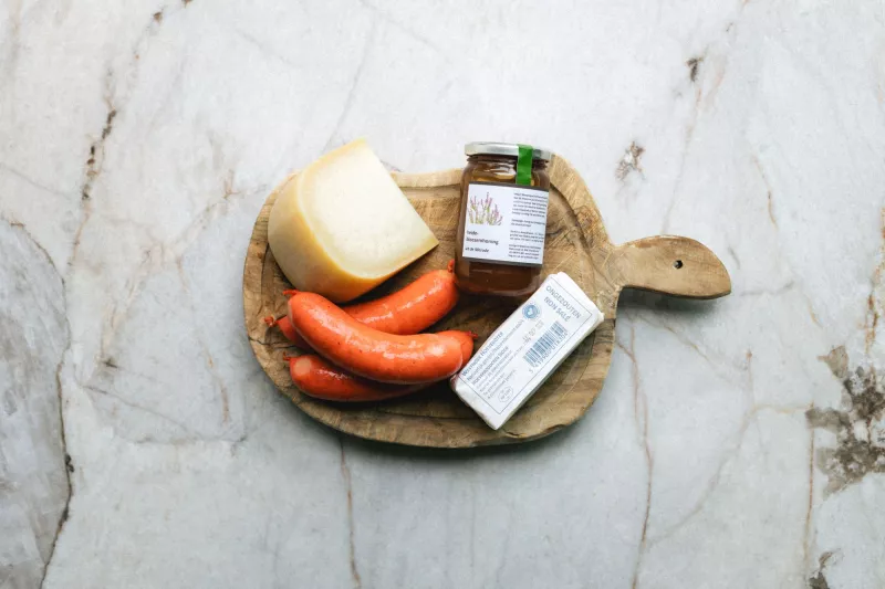 Cervela met bloemkoolcrème, boschampignons, oude schapenkaas & gekarameliseerde hazelnoten Streekproduct.be