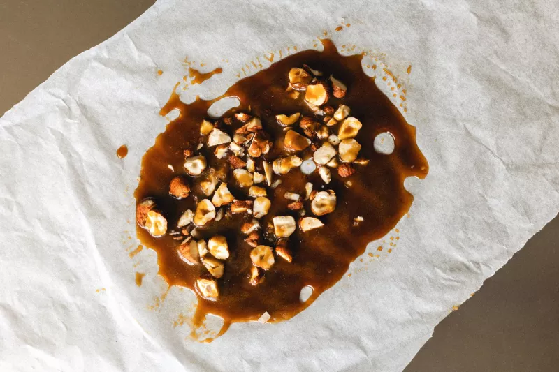 Chocolademousse met koffie & caramelcrunch met kandijsuiker Streekproduct.be