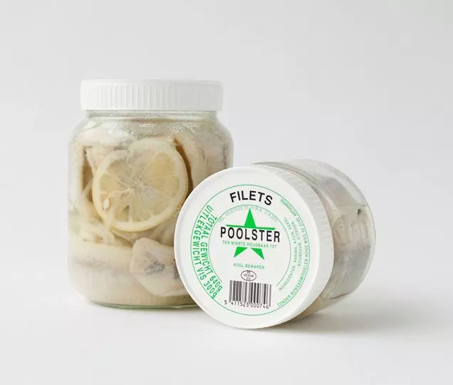Boterham met Vlaamse ingelegde haring, rode biet, appel en waterkers Streekproduct.be