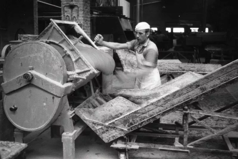 Belgische peperkoek: uitstorten van peperkoek deeg Streekproduct.be