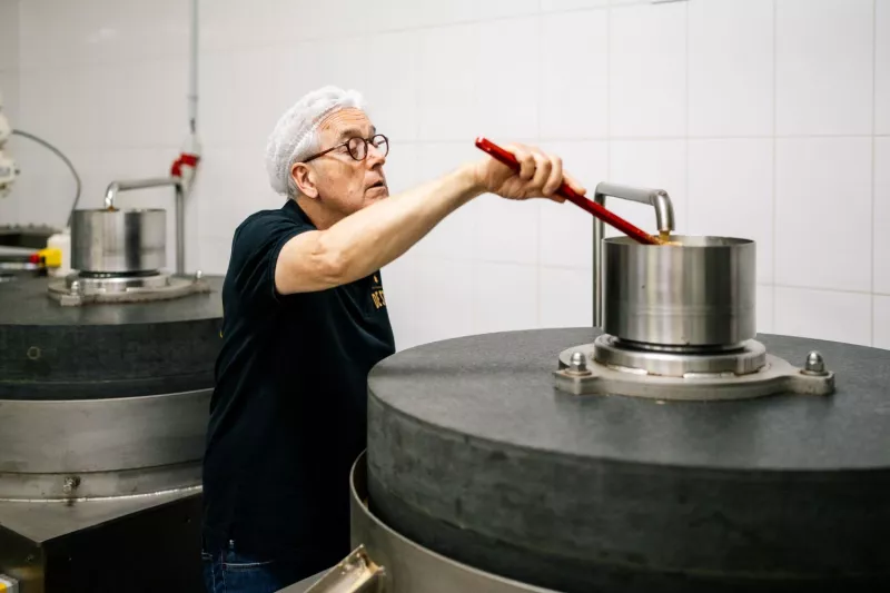 Paul maakt zijn zachte mosterd  Streekproduct.be