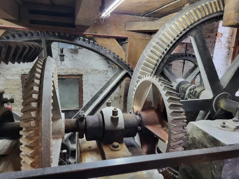 De machtige tandwielen houden alles in beweging. Streekproduct.be