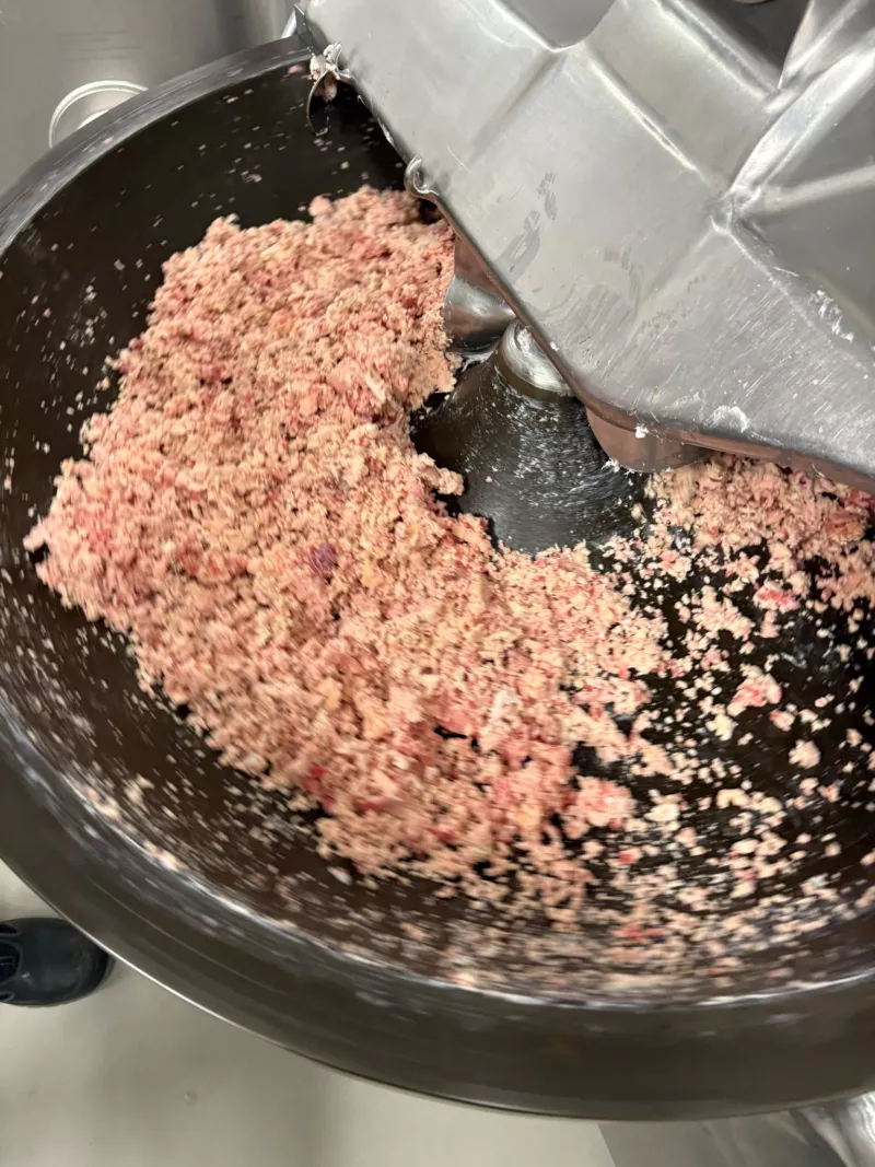 Vers rundvet wordt fijn gecutterd Streekproduct.be